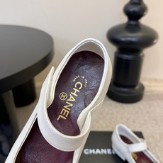 Chane*26ss夏季新款玛丽珍单鞋 温柔名媛的氛围感缓缓蔓延,圆润鞋头搭配精巧的小蝴蝶结,撞色方头贴标是整双鞋的点睛 Chane*26ss夏季新款玛丽珍单鞋 温柔名媛的氛围感缓缓蔓延,圆润鞋头搭配精巧的小蝴蝶结,撞色方头贴标是整双鞋的点睛
