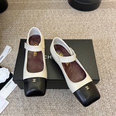 Chane*26ss夏季新款玛丽珍单鞋 温柔名媛的氛围感缓缓蔓延,圆润鞋头搭配精巧的小蝴蝶结,撞色方头贴标是整双鞋的点睛 Chane*26ss夏季新款玛丽珍单鞋 温柔名媛的氛围感缓缓蔓延,圆润鞋头搭配精巧的小蝴蝶结,撞色方头贴标是整双鞋的点睛