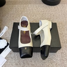 Chane*26ss夏季新款玛丽珍单鞋 温柔名媛的氛围感缓缓蔓延,圆润鞋头搭配精巧的小蝴蝶结,撞色方头贴标是整双鞋的点睛 Chane*26ss夏季新款玛丽珍单鞋 温柔名媛的氛围感缓缓蔓延,圆润鞋头搭配精巧的小蝴蝶结,撞色方头贴标是整双鞋的点睛