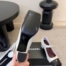 Chane*26ss夏季新款玛丽珍单鞋 温柔名媛的氛围感缓缓蔓延,圆润鞋头搭配精巧的小蝴蝶结,撞色方头贴标是整双鞋的点睛 Chane*26ss夏季新款玛丽珍单鞋 温柔名媛的氛围感缓缓蔓延,圆润鞋头搭配精巧的小蝴蝶结,撞色方头贴标是整双鞋的点睛