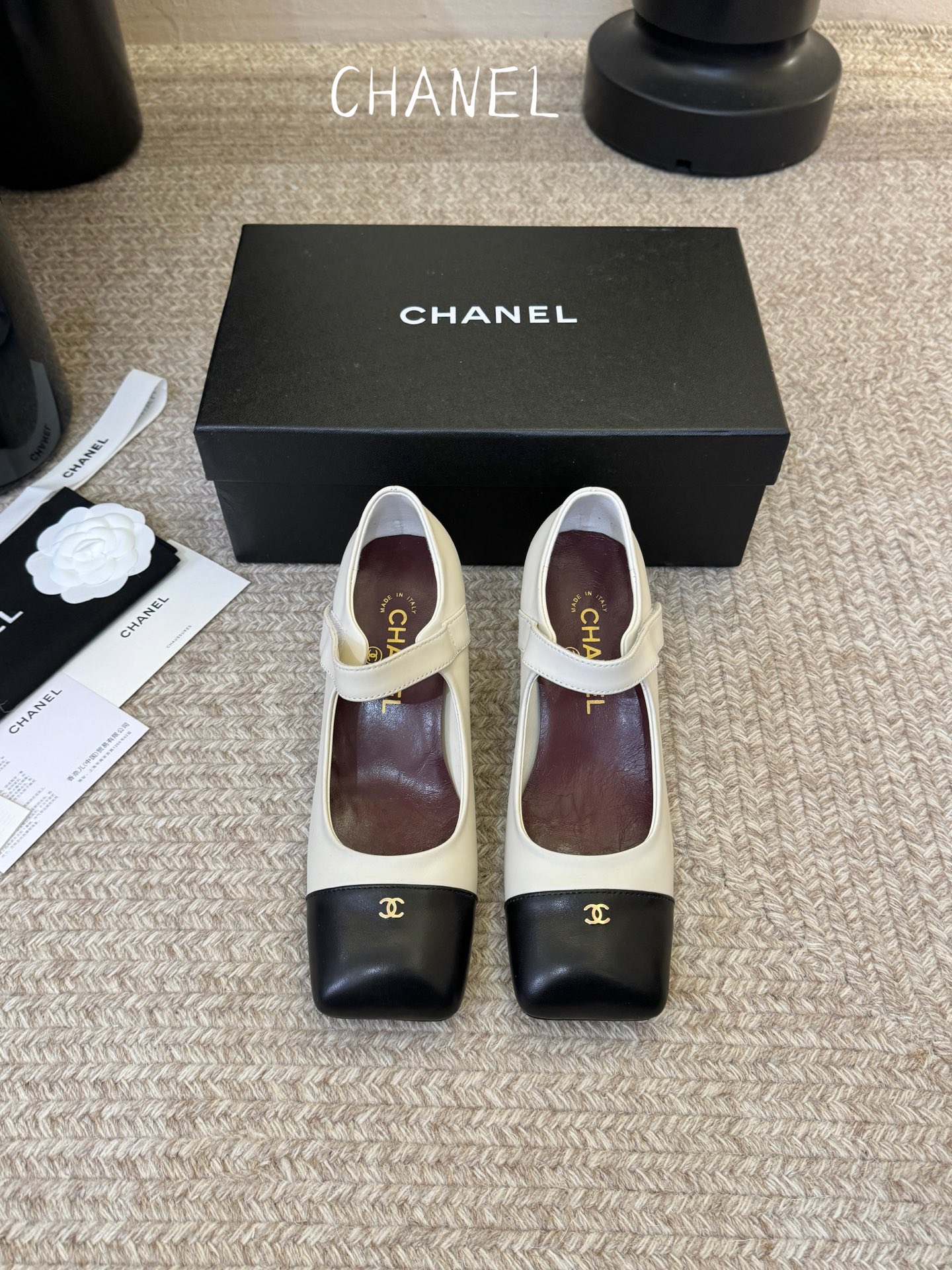 Chane*26ss夏季新款玛丽珍单鞋 温柔名媛的氛围感缓缓蔓延，圆润鞋头搭配精巧的小蝴蝶结，撞色方头贴标是整双鞋的点睛