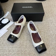 Chane*26ss夏季新款玛丽珍单鞋 温柔名媛的氛围感缓缓蔓延,圆润鞋头搭配精巧的小蝴蝶结,撞色方头贴标是整双鞋的点睛 Chane*26ss夏季新款玛丽珍单鞋 温柔名媛的氛围感缓缓蔓延,圆润鞋头搭配精巧的小蝴蝶结,撞色方头贴标是整双鞋的点睛