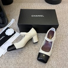 Chane*26ss夏季新款玛丽珍单鞋 温柔名媛的氛围感缓缓蔓延,圆润鞋头搭配精巧的小蝴蝶结,撞色方头贴标是整双鞋的点睛 Chane*26ss夏季新款玛丽珍单鞋 温柔名媛的氛围感缓缓蔓延,圆润鞋头搭配精巧的小蝴蝶结,撞色方头贴标是整双鞋的点睛