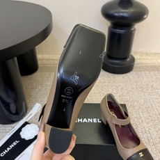 Chane*26ss夏季新款玛丽珍单鞋 温柔名媛的氛围感缓缓蔓延,圆润鞋头搭配精巧的小蝴蝶结,撞色方头贴标是整双鞋的点睛 Chane*26ss夏季新款玛丽珍单鞋 温柔名媛的氛围感缓缓蔓延,圆润鞋头搭配精巧的小蝴蝶结,撞色方头贴标是整双鞋的点睛