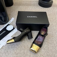 Chane*26ss夏季新款玛丽珍单鞋 温柔名媛的氛围感缓缓蔓延,圆润鞋头搭配精巧的小蝴蝶结,撞色方头贴标是整双鞋的点睛 Chane*26ss夏季新款玛丽珍单鞋 温柔名媛的氛围感缓缓蔓延,圆润鞋头搭配精巧的小蝴蝶结,撞色方头贴标是整双鞋的点睛