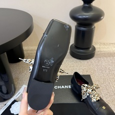 Chane*26ss夏季新款玛丽珍单鞋 温柔名媛的氛围感缓缓蔓延,圆润鞋头搭配精巧的小蝴蝶结,撞色方头贴标是整双鞋的点睛 Chane*26ss夏季新款玛丽珍单鞋 温柔名媛的氛围感缓缓蔓延,圆润鞋头搭配精巧的小蝴蝶结,撞色方头贴标是整双鞋的点睛