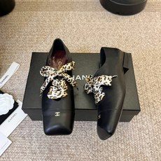 Chane*26ss夏季新款玛丽珍单鞋 温柔名媛的氛围感缓缓蔓延,圆润鞋头搭配精巧的小蝴蝶结,撞色方头贴标是整双鞋的点睛 Chane*26ss夏季新款玛丽珍单鞋 温柔名媛的氛围感缓缓蔓延,圆润鞋头搭配精巧的小蝴蝶结,撞色方头贴标是整双鞋的点睛