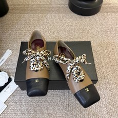 Chane*26ss夏季新款玛丽珍单鞋 温柔名媛的氛围感缓缓蔓延,圆润鞋头搭配精巧的小蝴蝶结,撞色方头贴标是整双鞋的点睛 Chane*26ss夏季新款玛丽珍单鞋 温柔名媛的氛围感缓缓蔓延,圆润鞋头搭配精巧的小蝴蝶结,撞色方头贴标是整双鞋的点睛