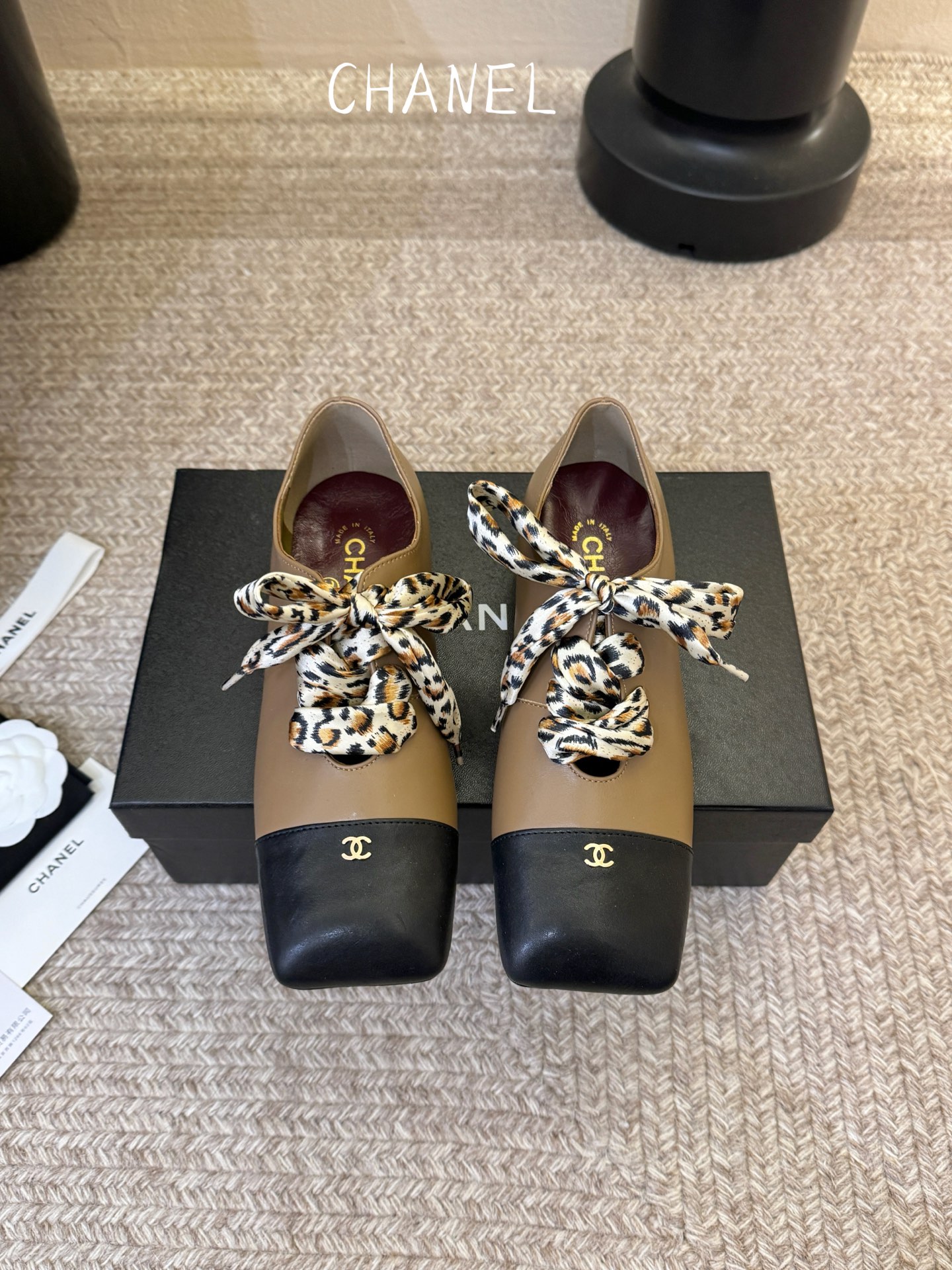 Chane*26ss夏季新款玛丽珍单鞋 温柔名媛的氛围感缓缓蔓延，圆润鞋头搭配精巧的小蝴蝶结，撞色方头贴标是整双鞋的点睛