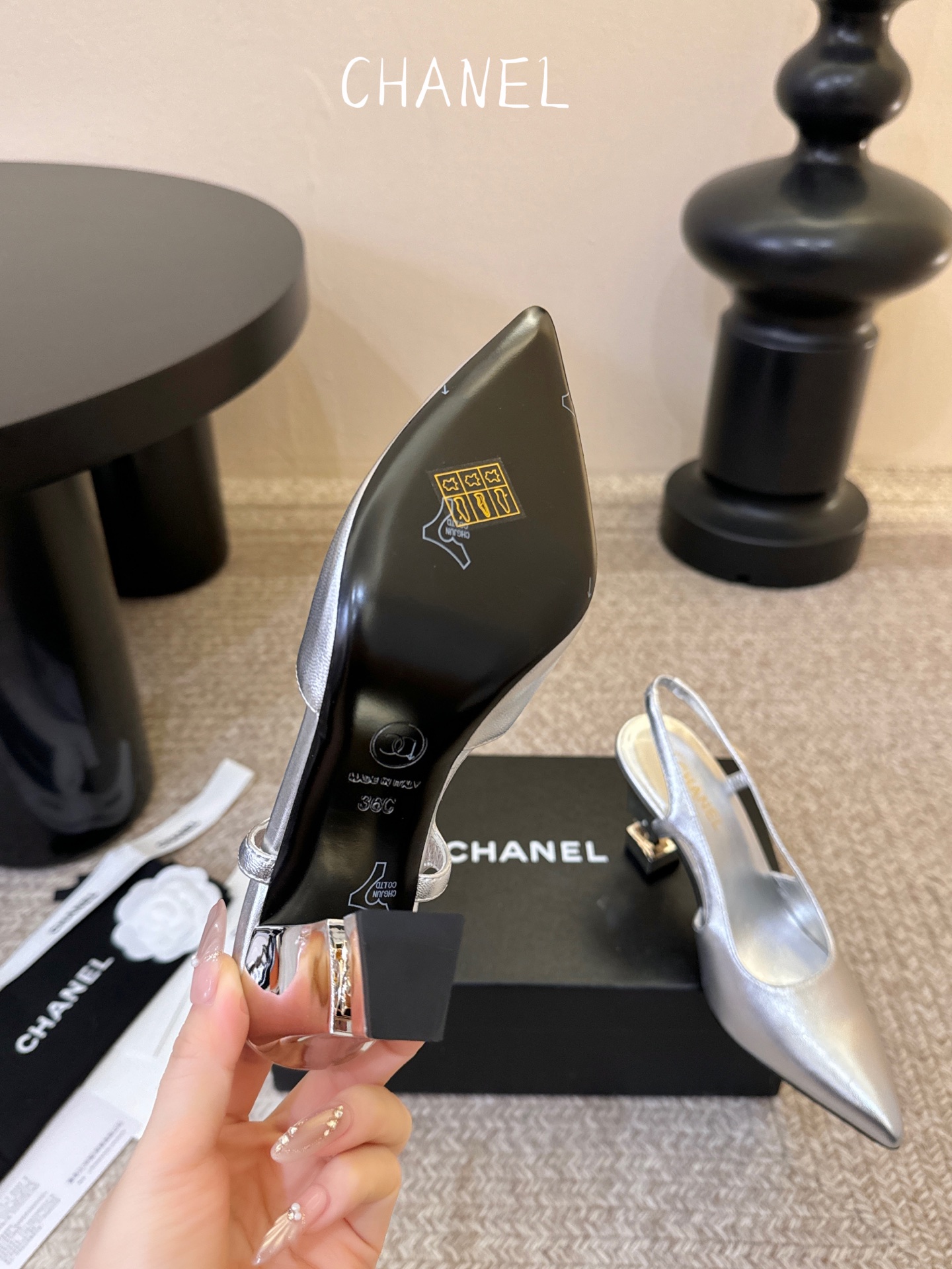 Chane*26ss夏季新款尖头高跟凉鞋 自带优雅复古感的拼色T字带高跟凉鞋，利落的尖头剪裁搭配经典的黑白拼色鞋头，T字
