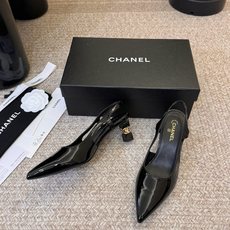 Chane*26ss夏季新款尖头高跟凉鞋 自带优雅复古感的拼色T字带高跟凉鞋,利落的尖头剪裁搭配经典的黑白拼色鞋头,T字 Chane*26ss夏季新款尖头高跟凉鞋 自带优雅复古感的拼色T字带高跟凉鞋,利落的尖头剪裁搭配经典的黑白拼色鞋头,T字