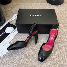 Chane*26ss夏季新款尖头高跟凉鞋 自带优雅复古感的拼色T字带高跟凉鞋,利落的尖头剪裁搭配经典的黑白拼色鞋头,T字 Chane*26ss夏季新款尖头高跟凉鞋 自带优雅复古感的拼色T字带高跟凉鞋,利落的尖头剪裁搭配经典的黑白拼色鞋头,T字