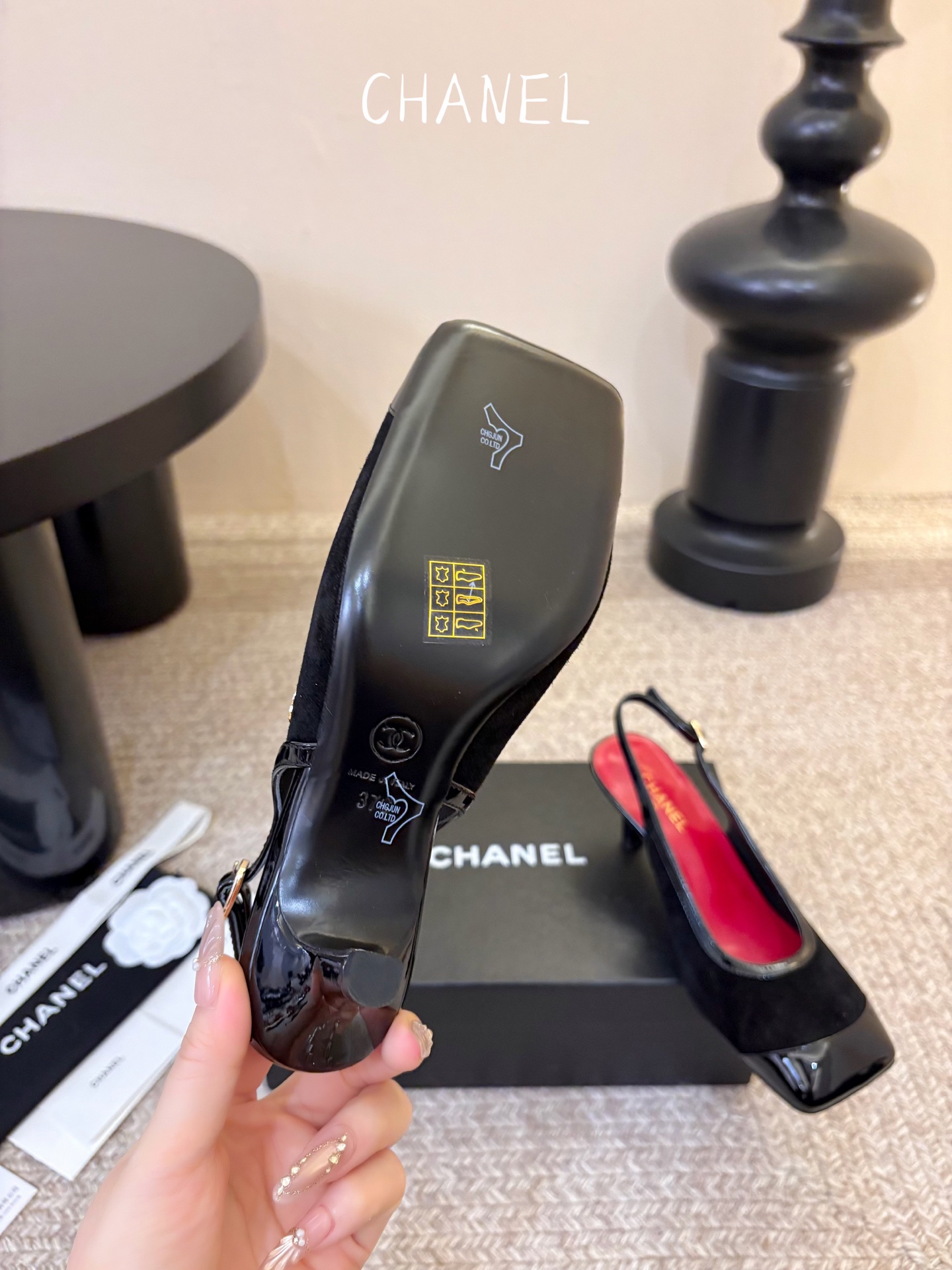 Chane*26ss夏季新款方头高跟凉鞋 自带优雅复古感的拼色T字带高跟凉鞋，利落的尖头剪裁搭配经典的黑白拼色鞋头，T字