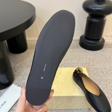 the row单鞋一定要收了它 有一丢高级又简约的感觉其实除了好看以外它的舒适度真的是好穿到舍不得脱下来啦!搭配牛仔裤 the row单鞋一定要收了它 有一丢高级又简约的感觉其实除了好看以外它的舒适度真的是好穿到舍不得脱下来啦!搭配牛仔裤