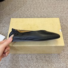 the row单鞋一定要收了它 有一丢高级又简约的感觉其实除了好看以外它的舒适度真的是好穿到舍不得脱下来啦!搭配牛仔裤 the row单鞋一定要收了它 有一丢高级又简约的感觉其实除了好看以外它的舒适度真的是好穿到舍不得脱下来啦!搭配牛仔裤