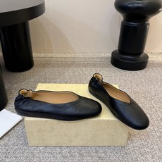 the row单鞋一定要收了它 有一丢高级又简约的感觉其实除了好看以外它的舒适度真的是好穿到舍不得脱下来啦!搭配牛仔裤 the row单鞋一定要收了它 有一丢高级又简约的感觉其实除了好看以外它的舒适度真的是好穿到舍不得脱下来啦!搭配牛仔裤