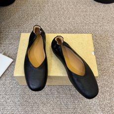 the row单鞋一定要收了它 有一丢高级又简约的感觉其实除了好看以外它的舒适度真的是好穿到舍不得脱下来啦!搭配牛仔裤 the row单鞋一定要收了它 有一丢高级又简约的感觉其实除了好看以外它的舒适度真的是好穿到舍不得脱下来啦!搭配牛仔裤
