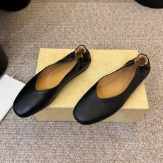 the row单鞋一定要收了它 有一丢高级又简约的感觉其实除了好看以外它的舒适度真的是好穿到舍不得脱下来啦!搭配牛仔裤 the row单鞋一定要收了它 有一丢高级又简约的感觉其实除了好看以外它的舒适度真的是好穿到舍不得脱下来啦!搭配牛仔裤