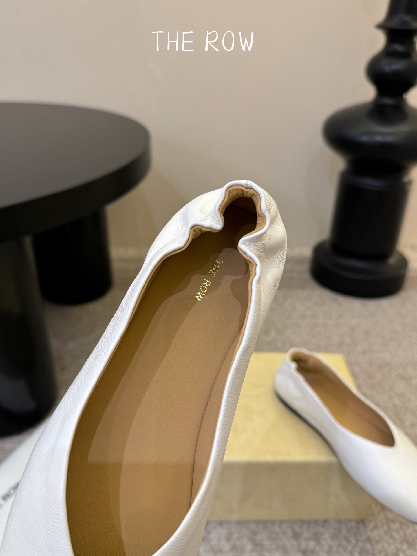 the row单鞋一定要收了它 有一丢高级又简约的感觉其实除了好看以外它的舒适度真的是好穿到舍不得脱下来啦！搭配牛仔裤 