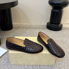the row单鞋一定要收了它 有一丢高级又简约的感觉其实除了好看以外它的舒适度真的是好穿到舍不得脱下来啦!搭配牛仔裤 the row单鞋一定要收了它 有一丢高级又简约的感觉其实除了好看以外它的舒适度真的是好穿到舍不得脱下来啦!搭配牛仔裤