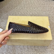 the row单鞋一定要收了它 有一丢高级又简约的感觉其实除了好看以外它的舒适度真的是好穿到舍不得脱下来啦!搭配牛仔裤 the row单鞋一定要收了它 有一丢高级又简约的感觉其实除了好看以外它的舒适度真的是好穿到舍不得脱下来啦!搭配牛仔裤