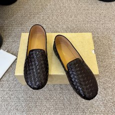 the row单鞋一定要收了它 有一丢高级又简约的感觉其实除了好看以外它的舒适度真的是好穿到舍不得脱下来啦!搭配牛仔裤 the row单鞋一定要收了它 有一丢高级又简约的感觉其实除了好看以外它的舒适度真的是好穿到舍不得脱下来啦!搭配牛仔裤