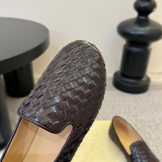 the row单鞋一定要收了它 有一丢高级又简约的感觉其实除了好看以外它的舒适度真的是好穿到舍不得脱下来啦!搭配牛仔裤 the row单鞋一定要收了它 有一丢高级又简约的感觉其实除了好看以外它的舒适度真的是好穿到舍不得脱下来啦!搭配牛仔裤