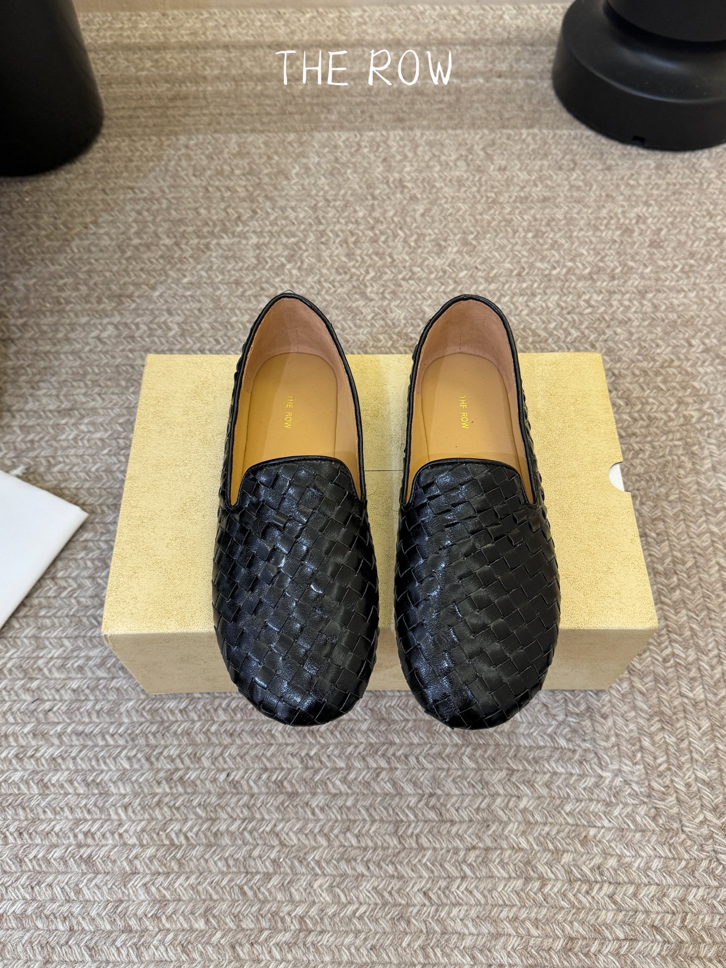 NO:958367,The row shoes are a must-have. They have a high-end yet simple feel. In fact, apart from being good-looking, they are so comfortable that you can’t bear to take them off!  Matches jeans, suit trousers, and skirts without any sense of violation. The material is original woven cowhide. The soles are matching soles. Sizes 35-39 (customized at 40.41, non-refundable and non-exchangeable), single shoes, skirts, jeans, business suit, cowhide19860909the row单鞋一定要收了它 有一丢高级又简约的感觉其实除了好看以外它的舒适度真的是好穿到舍不得脱下来啦！搭配牛仔裤 西装裤 半身裙都毫无违和感 面料原版编织牛皮 鞋底对版鞋底 尺码35-39（40.41定制不退不换),单鞋,skirts,jeans,business suit,cowhide,Women's Shoes