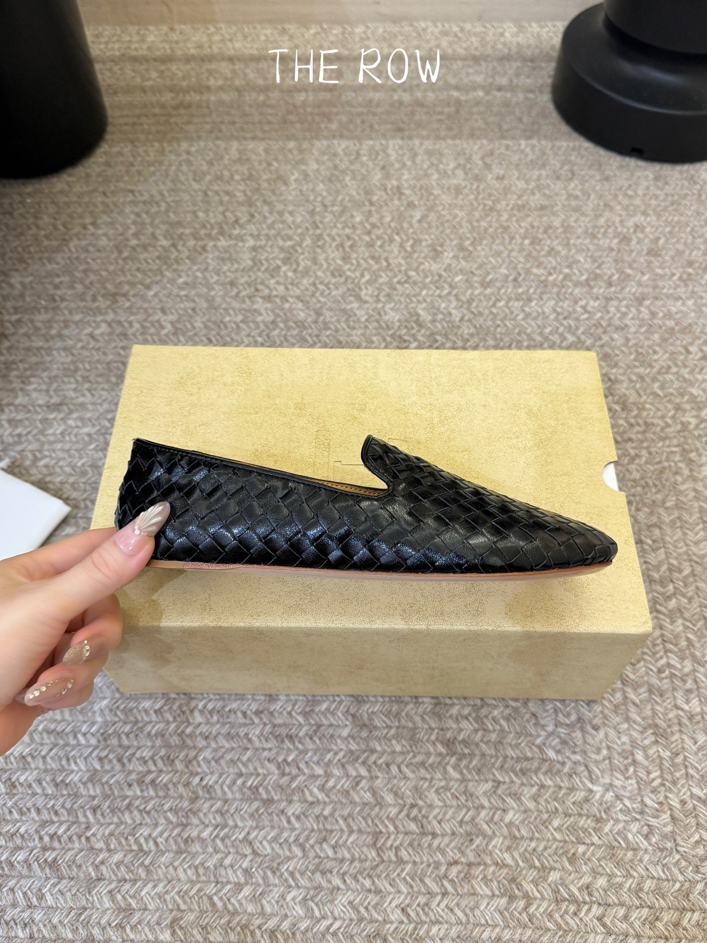 the row单鞋一定要收了它 有一丢高级又简约的感觉其实除了好看以外它的舒适度真的是好穿到舍不得脱下来啦！搭配牛仔裤 