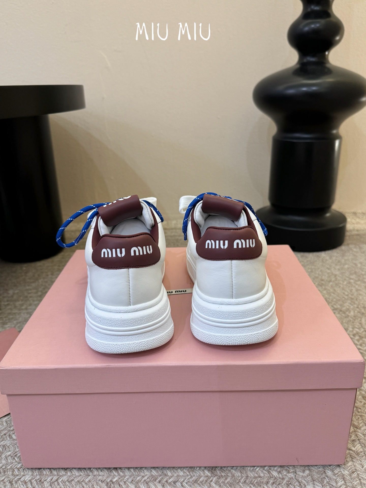 Miu Mi*26ss夏季新款双鞋带拼色厚底小白鞋 圆润柔和的经典板鞋鞋型,后跟与鞋舌做撞色织带设计,搭配双色鞋带,层次 Miu Mi*26ss夏季新款双鞋带拼色厚底小白鞋 圆润柔和的经典板鞋鞋型,后跟与鞋舌做撞色织带设计,搭配双色鞋带,层次