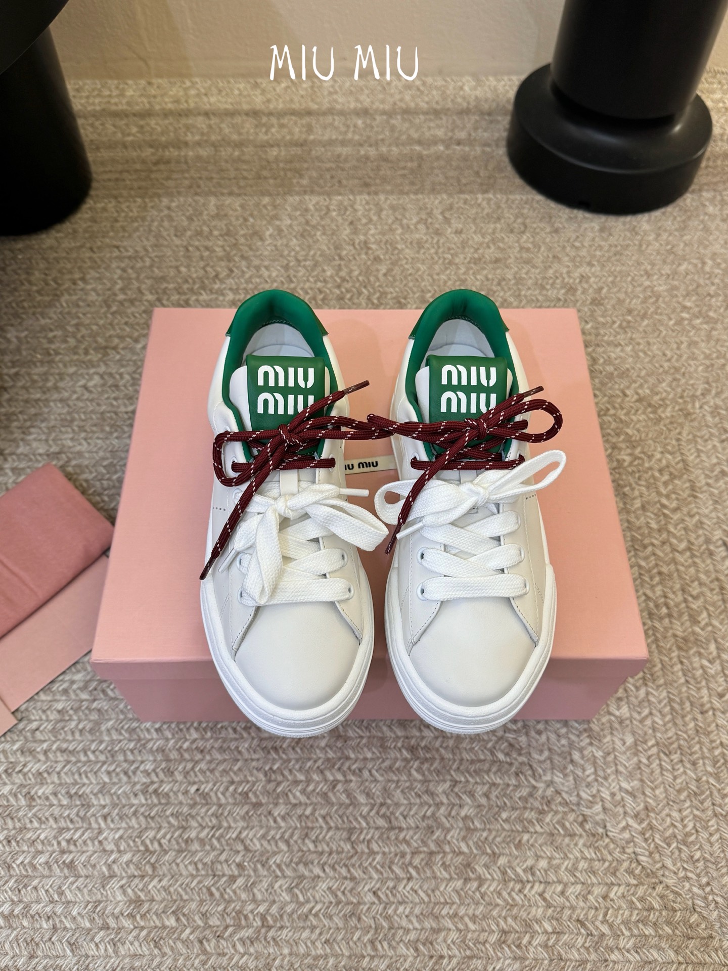 NO:958419,Miu Mi*26ss new summer double-lace color-blocked thick-soled white shoes. It has a rounded and soft classic sneaker shape. The heel and tongue are designed with contrasting color webbing. It is matched with two-color shoelaces. The layers are rich and the neat silhouette can modify the foot shape. The loose shoe last is very friendly to various foot types. The webbing is printed with exquisite logos, and the stitching is even and dense. The replaceable two-color shoelaces add interest to the wear. The texture is high-end and durable, making it easy to create a sophisticated and durable daily wear.  Cowhide upper, sheepskin lining, rubber outsole, size 35-41 (customized sizes 40 and 41 are non-refundable), heels, casual shoes/sports shoes, miumiu, sneakers, cowhide, sheepskin19860909Miu Mi*26ss夏季新款双鞋带拼色厚底小白鞋 圆润柔和的经典板鞋鞋型,后跟与鞋舌做撞色织带设计,搭配双色鞋带,层次丰富,利落的版型可以修饰脚型,宽松鞋楦对各种脚型都十分友好. 织带处印有精致标识,车线均匀密实,可替换双色鞋带增加穿搭趣味,质感高级耐看,轻松打造精致耐看的日常穿搭. 鞋面牛皮 内里羊皮 大底橡胶大底 size35-41码（40、41码定制不退换） 跟,休闲鞋/运动鞋,miumiu,sneakers,cowhide,sheepskin,Women's Shoes