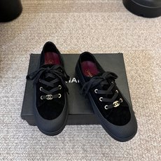 cha*nel26a球鞋美到心巴上 一买一个不吱声 讲道理 看到实物穿上脚 就会觉得更好看 有底有厚度 可能左边的比较特 cha*nel26a球鞋美到心巴上 一买一个不吱声 讲道理 看到实物穿上脚 就会觉得更好看 有底有厚度 可能左边的比较特