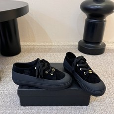cha*nel26a球鞋美到心巴上 一买一个不吱声 讲道理 看到实物穿上脚 就会觉得更好看 有底有厚度 可能左边的比较特 cha*nel26a球鞋美到心巴上 一买一个不吱声 讲道理 看到实物穿上脚 就会觉得更好看 有底有厚度 可能左边的比较特