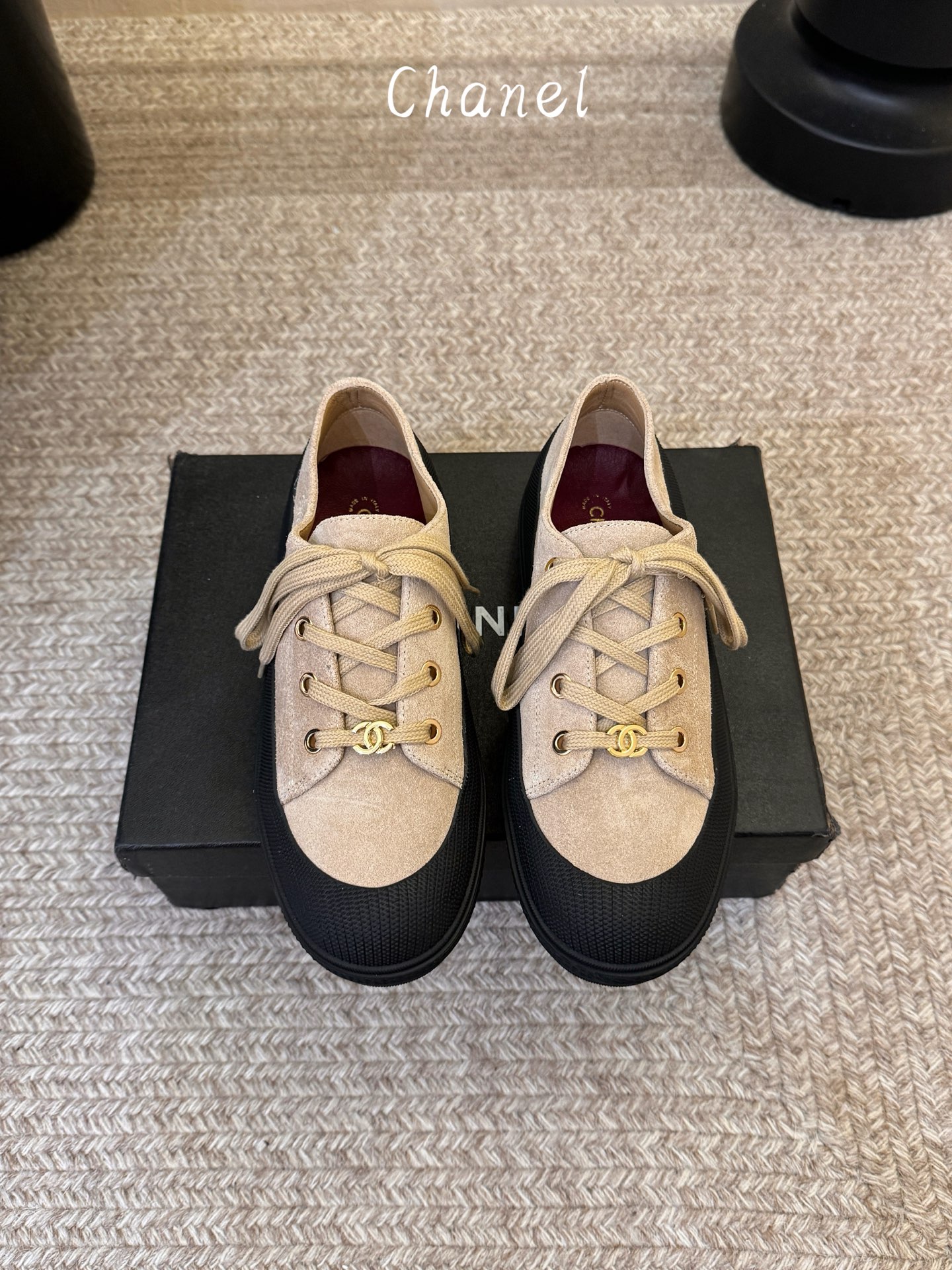 NO:958360,The cha*nel26a sneakers are so beautiful that I’ll be tempted to buy one without saying a word. To be honest, when you see the real thing on your feet, you will feel that they look better. They have soles and thickness. Maybe the one on the left is special, and it has become very popular recently!  It's completely flat, but it really doesn't look good [Disappointed R] Maybe it's not in my aesthetic point. SA also said that this pair sells better. In the end, I chose the one on the right. They are all new. My personal preferences are different. HK has a full range of products. Basically everything is available, and there are also a bunch of bags. I have everything I want. The upper is frosted cowhide. Size: 35-39 (40 customized, non-returnable and non-exchangeable), casual shoes/sports shoes, sneakers, cowhide19860909cha*nel26a球鞋美到心巴上 一买一个不吱声 讲道理 看到实物穿上脚 就会觉得更好看 有底有厚度 可能左边的比较特别 也最近特别火！完全平底 但真的不好看[失望R]可能不在我审美点上 sa也说了这双卖的比较好 最后还是选择了右边的 都是新出的 个人喜好不同 hk货很全 基本上什么都有 包包也都是一堆 想要的都有 鞋面磨砂牛皮 size:35-39（40定制不退不换),休闲鞋/运动鞋,sneakers,cowhide,Women's Shoes