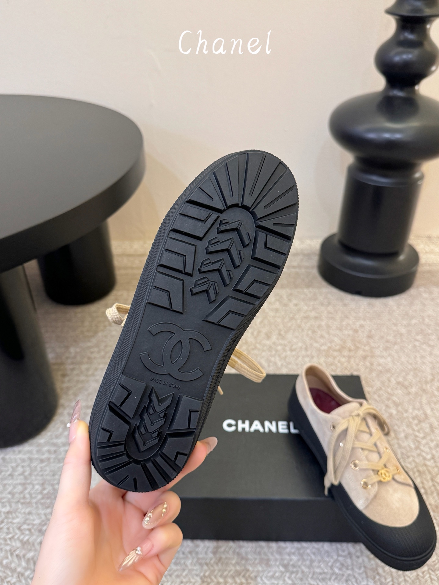cha*nel26a球鞋美到心巴上 一买一个不吱声 讲道理 看到实物穿上脚 就会觉得更好看 有底有厚度 可能左边的比较特