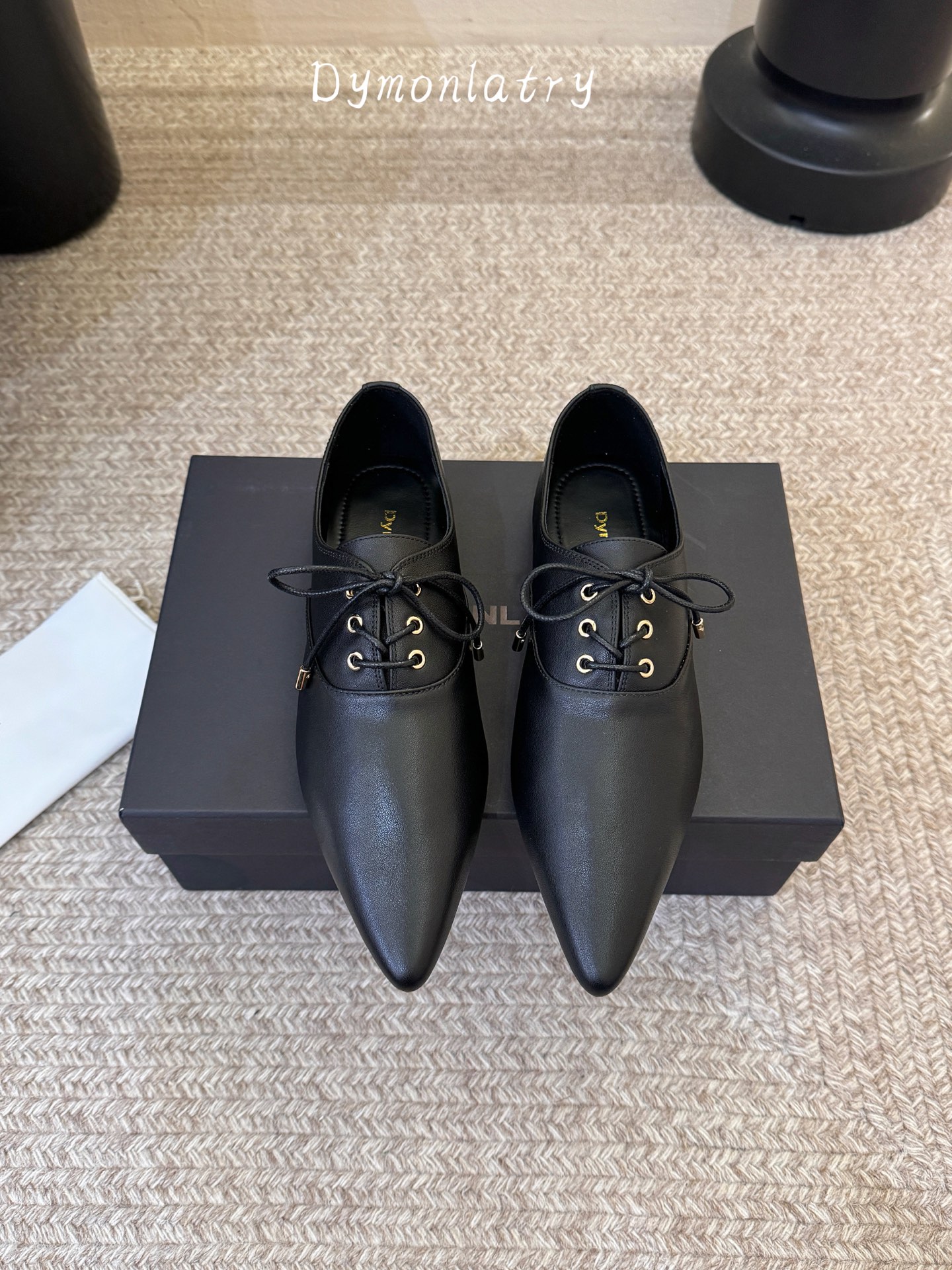 NO:958413,DYMONLATRY point-toe lace-up old-money style shoes, niche style, square toe and cerebellum, weird and very fashionable, middle bow design, retro and very high-end, low-key but highly recognizable, soft fabric, sheepskin, sheepskin feet, original rubber wear-resistant bottom, code number 35-39, 4041 order, single shoes, sheepskin19860909DYMONLATRY 尖头系带老钱风单鞋 小众不撞款 方头小脑 奇奇怪怪又非常时尚感 中间蝴蝶结设计 复古又很显高级 低调却极具辨识度 面料柔软 羊皮 羊皮垫脚 原橡胶耐磨底片 码数35-39 4041订,单鞋,sheepskin,Women's Shoes