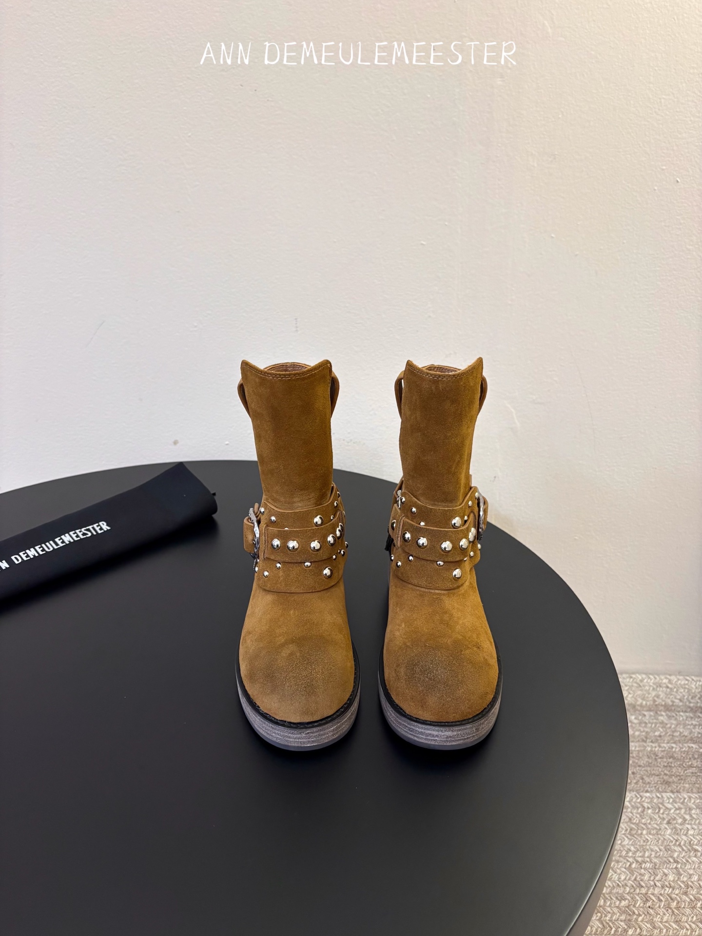 NO:958403,Ann Cai Xukun's same style Demeulemeeste*26SS summer new distressed retro western denim mid-calf boots with a wilderness retro atmosphere, neat pointed toe and natural aged color, continuing the classic western boot design, rugged and refined, easily creating a casual and free American style. Suitable for a variety of autumn and winter wear, wide-leg jeans, woolen skirts, overalls, knitted long skirts can be perfectly integrated, and can be easily used for daily outings, city walks, and short trips.  Upper cow suede/cowhide, lining cowhide size 35-42 (customized sizes 40, 41, 42 are non-returnable), boots, boots, skirts, jeans, cowhide19860909Ann 蔡徐坤同款Demeulemeeste*26SS 夏季新款做旧复古西部牛仔中筒靴 自带旷野复古氛围感,利落尖头搭配自然做旧色泽,延续经典西部靴型设计,粗犷又精致,轻松打造随性洒脱的美式格调. 适配多种秋冬穿搭,阔腿牛仔裤、毛呢半身裙、工装裤、针织长裙都能完美融合,日常出街、城市漫步、短途旅行都能轻松驾驭. 鞋面牛反绒/牛皮 内里牛皮 size35-42码（40、41 、42 码定制不退换）,靴子,boots,skirts,jeans,cowhide,Women's Shoes
