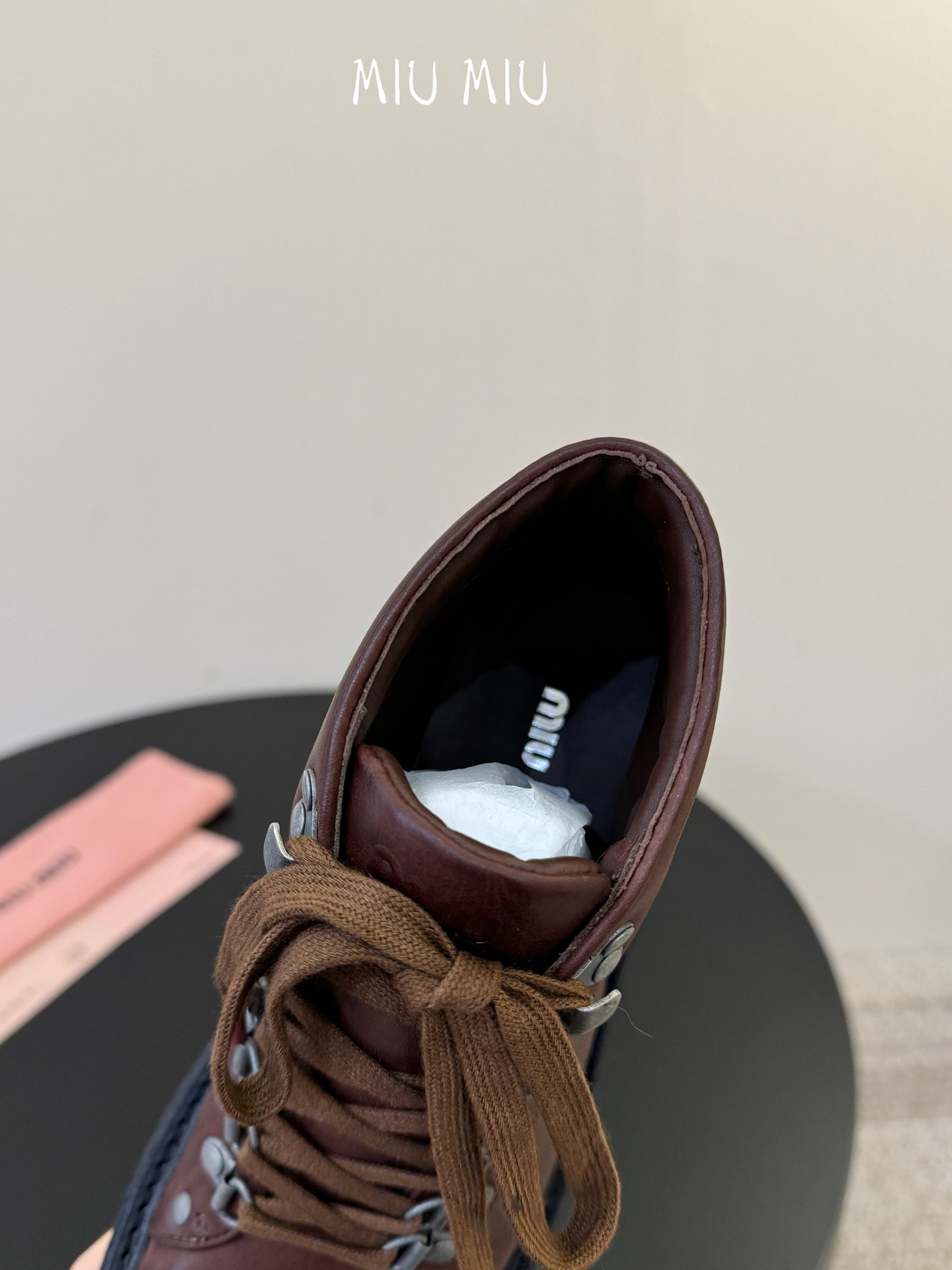 miumiu fw26 ne arrival～ miu家26秋冬短靴新品！款式是狠基础的短款机车靴，但是细节满满，粗旷中
