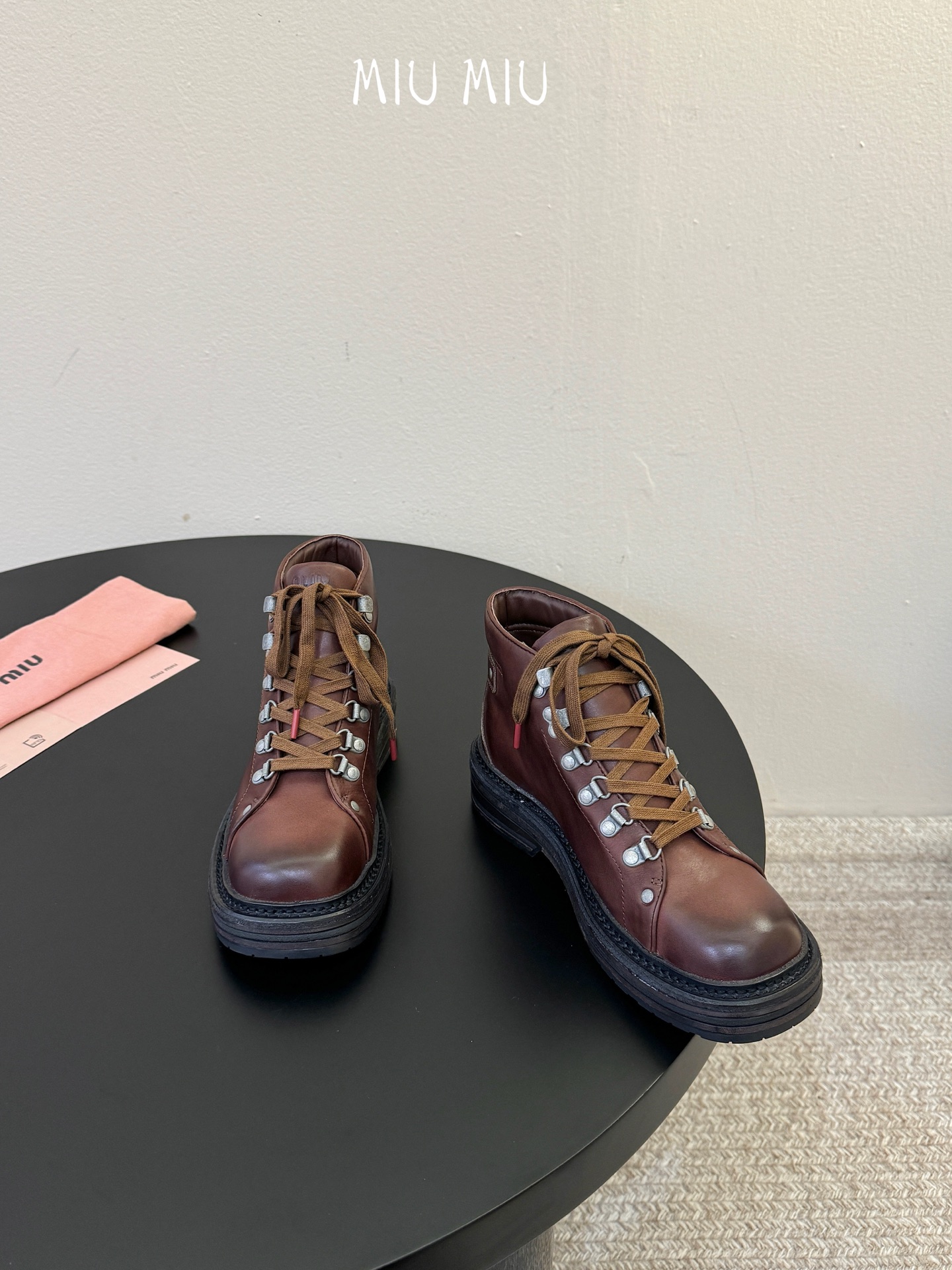 miumiu fw26 ne arrival～ miu家26秋冬短靴新品！款式是狠基础的短款机车靴，但是细节满满，粗旷中