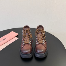 miumiu fw26 ne arrival~ miu家26秋冬短靴新品!款式是狠基础的短款机车靴,但是细节满满,粗旷中 miumiu fw26 ne arrival~ miu家26秋冬短靴新品!款式是狠基础的短款机车靴,但是细节满满,粗旷中