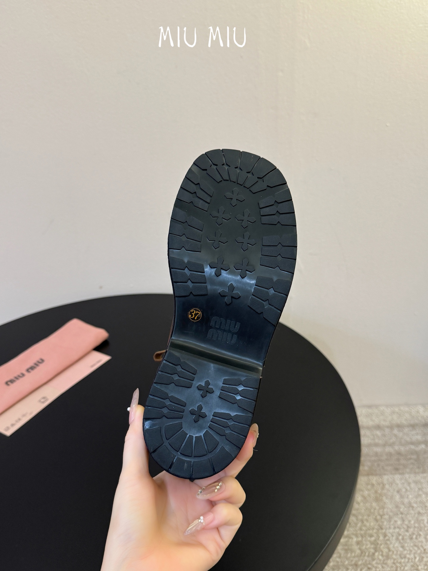 miumiu fw26 ne arrival～ miu家26秋冬短靴新品！款式是狠基础的短款机车靴，但是细节满满，粗旷中