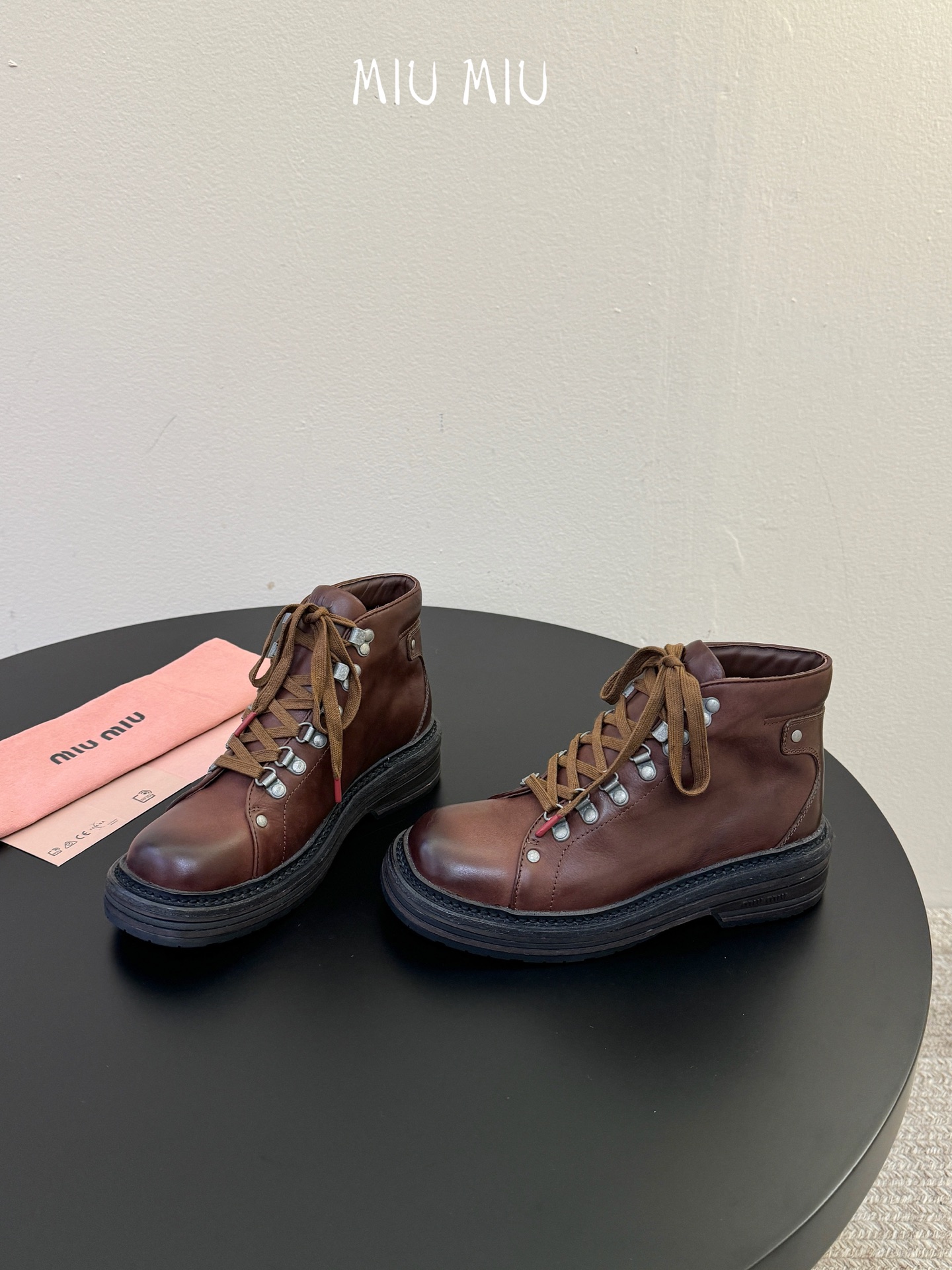 miumiu fw26 ne arrival～ miu家26秋冬短靴新品！款式是狠基础的短款机车靴，但是细节满满，粗旷中