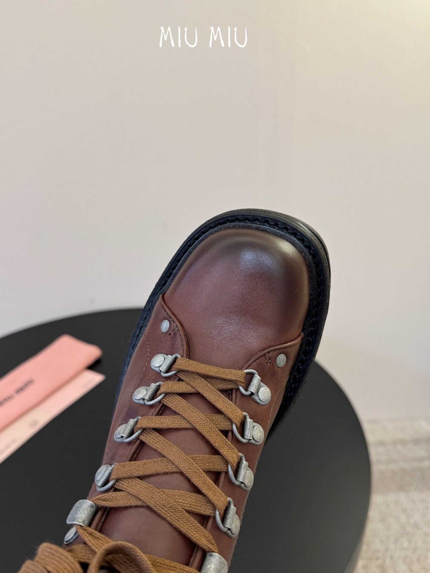 miumiu fw26 ne arrival～ miu家26秋冬短靴新品！款式是狠基础的短款机车靴，但是细节满满，粗旷中