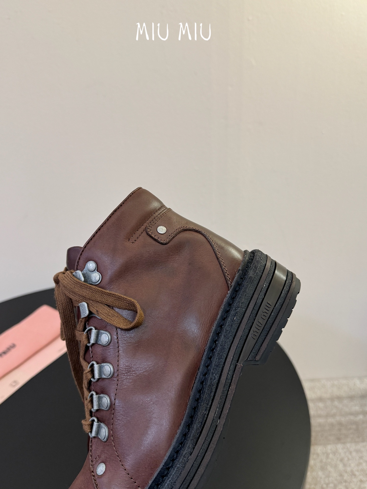 miumiu fw26 ne arrival～ miu家26秋冬短靴新品！款式是狠基础的短款机车靴，但是细节满满，粗旷中