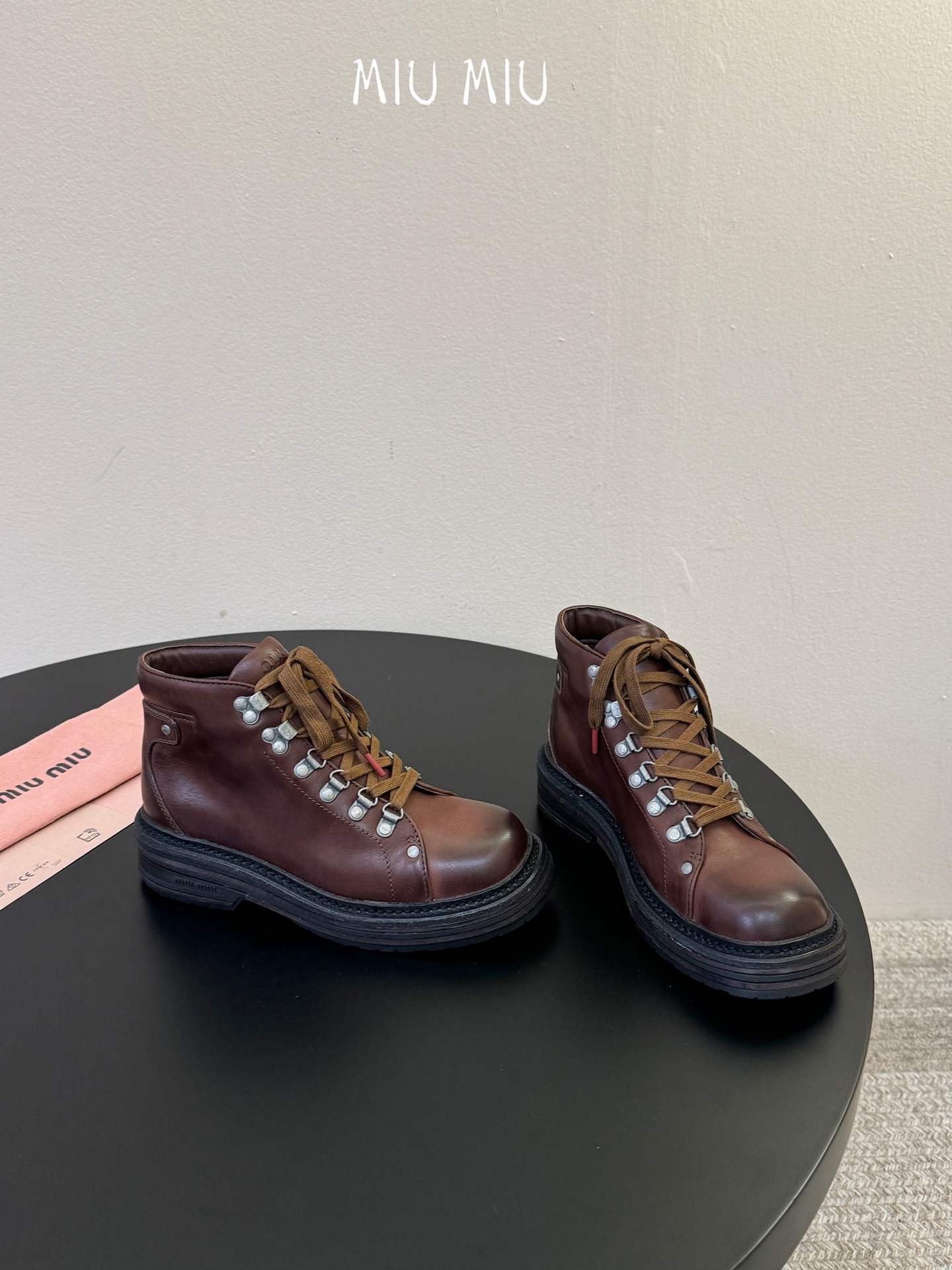 miumiu fw26 ne arrival～ miu家26秋冬短靴新品！款式是狠基础的短款机车靴，但是细节满满，粗旷中