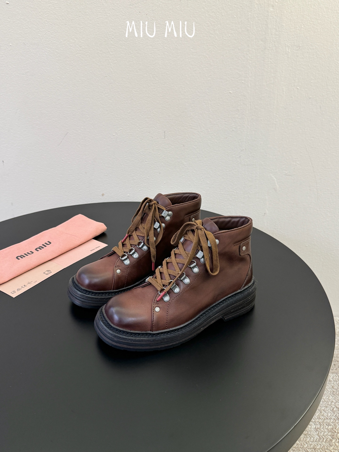 miumiu fw26 ne arrival～ miu家26秋冬短靴新品！款式是狠基础的短款机车靴，但是细节满满，粗旷中