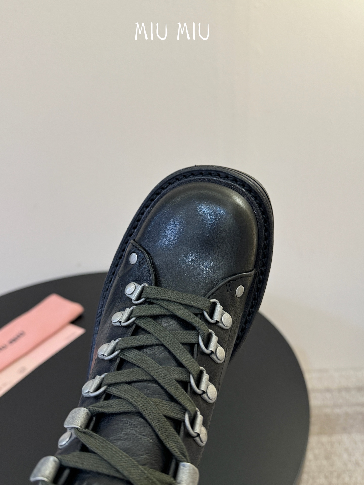 miumiu fw26 ne arrival~ miu家26秋冬短靴新品!款式是狠基础的短款机车靴,但是细节满满,粗旷中 miumiu fw26 ne arrival~ miu家26秋冬短靴新品!款式是狠基础的短款机车靴,但是细节满满,粗旷中