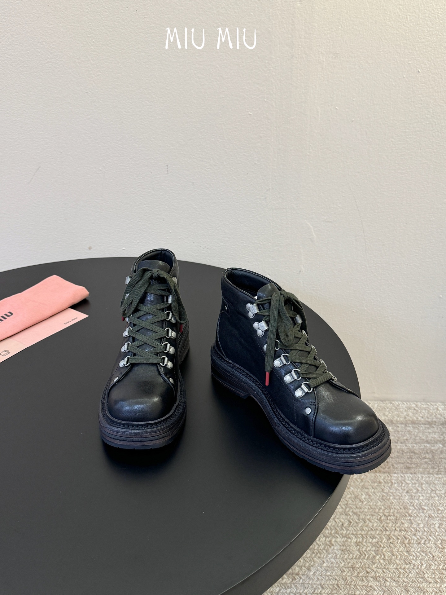 miumiu fw26 ne arrival~ miu家26秋冬短靴新品!款式是狠基础的短款机车靴,但是细节满满,粗旷中 miumiu fw26 ne arrival~ miu家26秋冬短靴新品!款式是狠基础的短款机车靴,但是细节满满,粗旷中
