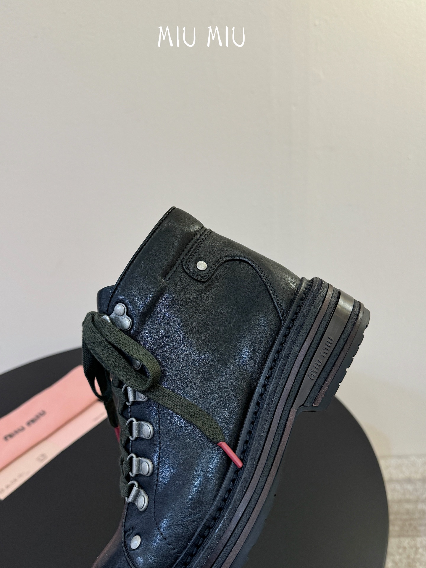 miumiu fw26 ne arrival~ miu家26秋冬短靴新品!款式是狠基础的短款机车靴,但是细节满满,粗旷中 miumiu fw26 ne arrival~ miu家26秋冬短靴新品!款式是狠基础的短款机车靴,但是细节满满,粗旷中