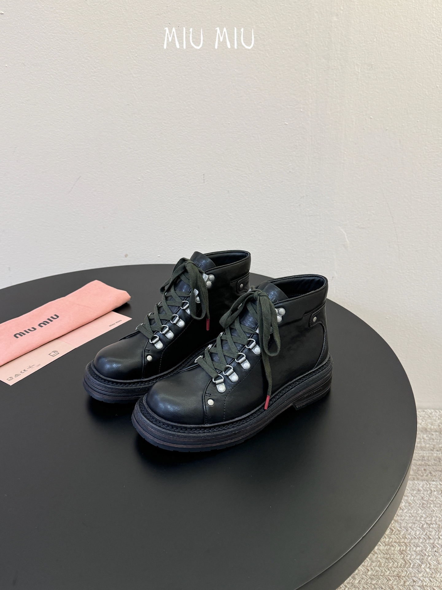 miumiu fw26 ne arrival~ miu家26秋冬短靴新品!款式是狠基础的短款机车靴,但是细节满满,粗旷中 miumiu fw26 ne arrival~ miu家26秋冬短靴新品!款式是狠基础的短款机车靴,但是细节满满,粗旷中